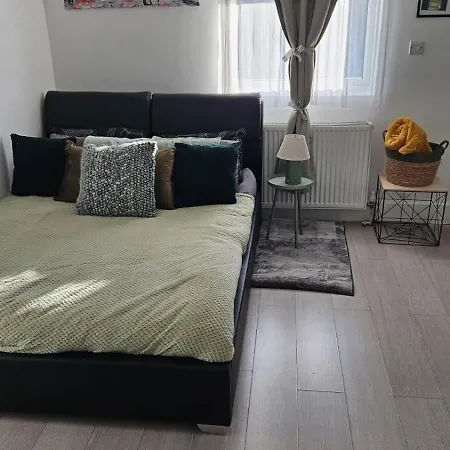 Apartment Bright Apt, Great Connection 2b