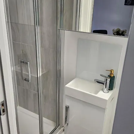 Bright Apt, Great Connection 2b Apartment *