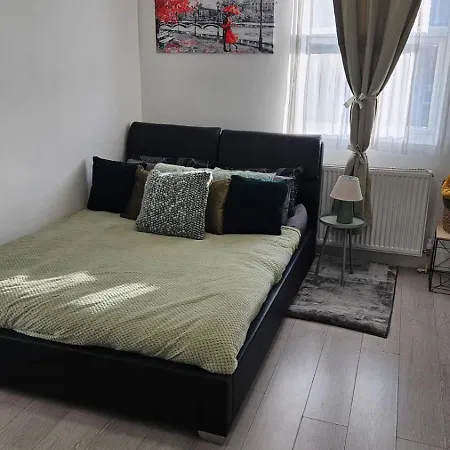 Apartment Bright Apt, Great Connection 2b London
