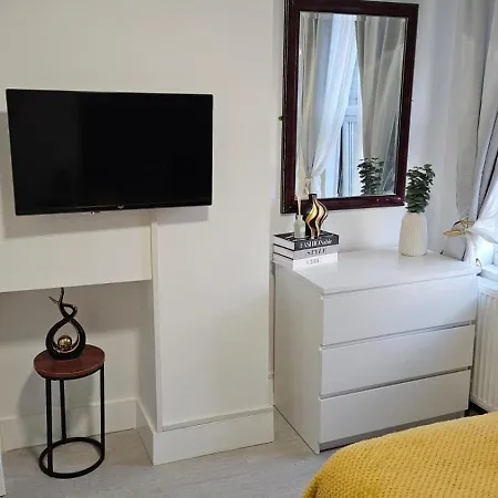 Apartment Spacious With Separate The Kitchen 4a *