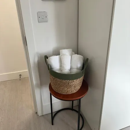 Spacious With Separate The Kitchen 4a London