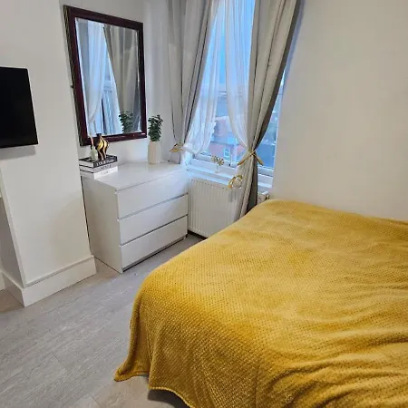 Spacious With Separate The Kitchen 4a Apartment London