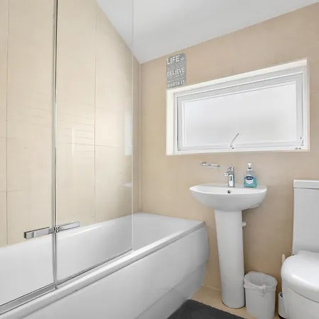 Stylish Private And Ensuite Near The Oval *