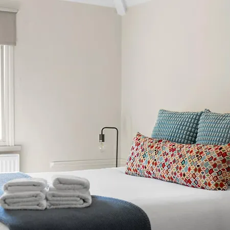 Stylish Private And Ensuite Near The Oval *