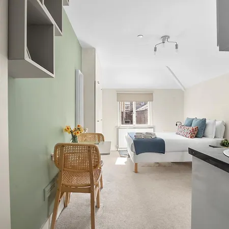 Stylish Private And Ensuite Near The Oval *