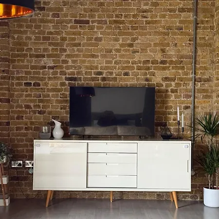 Luxurious Docklands Loft - Steps Away From Excel & Dlr - Free Parking Apartment