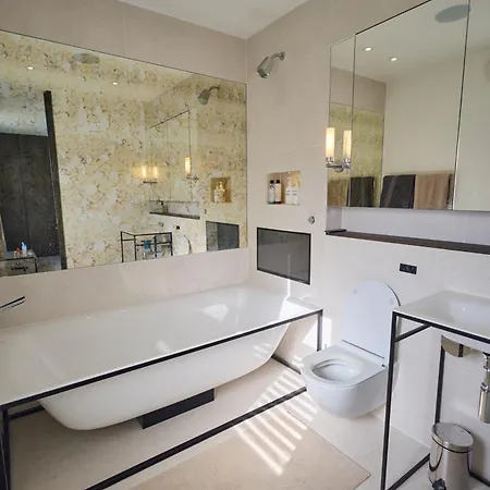 Apartment Modern Penthouse With Balcony & Views London