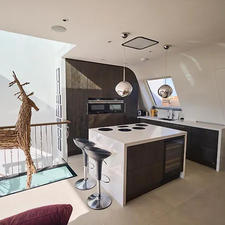 Modern Penthouse With Balcony & Views *