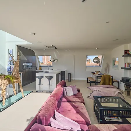 Apartment Modern Penthouse With Balcony & Views London