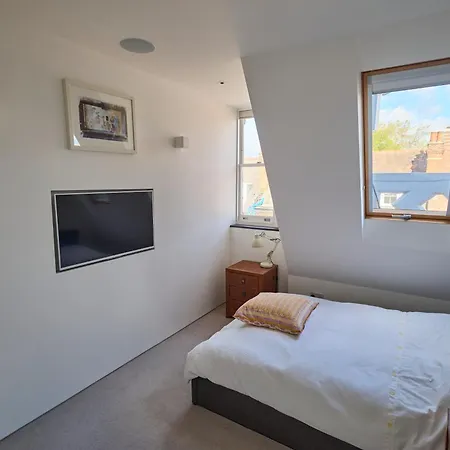 Modern Penthouse With Balcony & Views * London