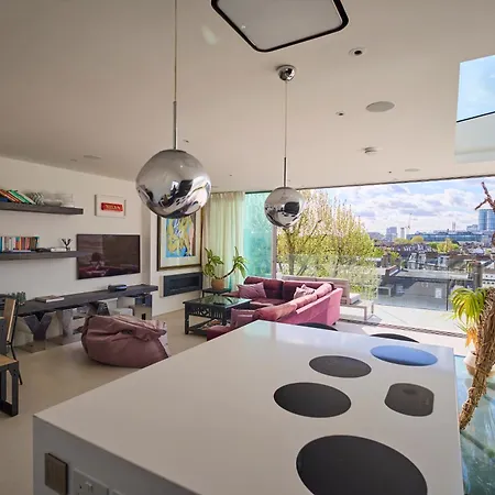 Modern Penthouse With Balcony & Views Apartment *