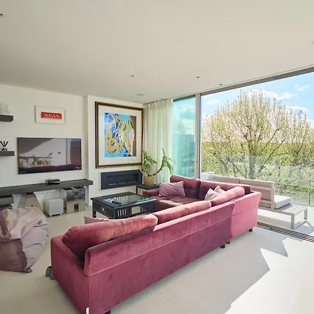 Modern Penthouse With Balcony & Views * London