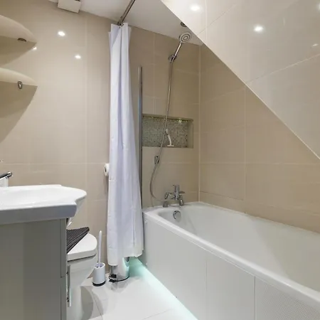 Apartment Stunning 3bd With Garden & Free Parking