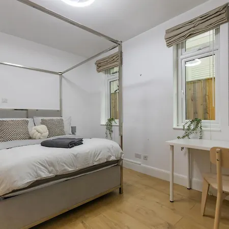 Apartment Stunning 3bd With Garden & Free Parking *