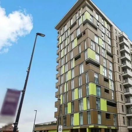 Apartment Stylish 2-bed Flat With Parking
