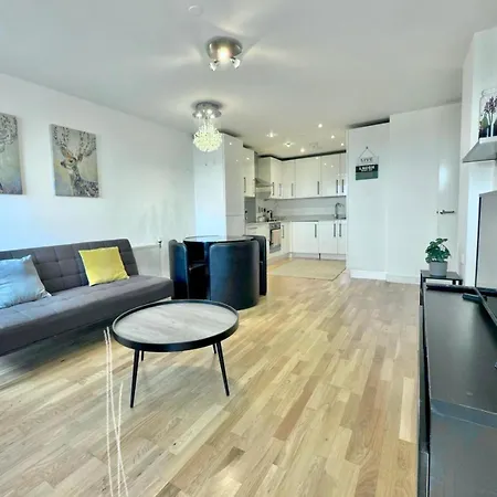 Stylish 2-bed Flat With Parking Apartment
