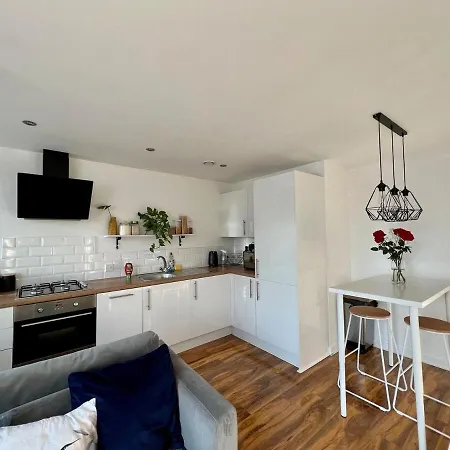 Apartment Cosy 1 Bedroom Flat Near Heathrow With Parking Feltham