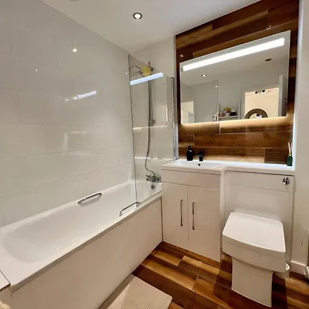 Apartment Cosy 1 Bedroom Flat Near Heathrow With Parking Feltham