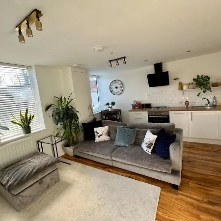 Cosy 1 Bedroom Flat Near Heathrow With Parking