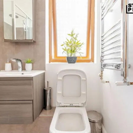 Large Town House Long Term London