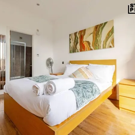Large Town House Long Term Semesterbostad