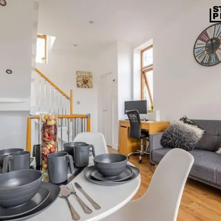 Large Town House Long Term *