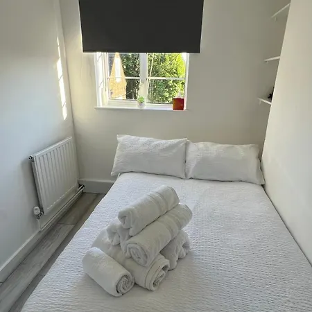 Modern 1br 5 Mins To Tube, Free Parking & Sofa Bed Apartment *