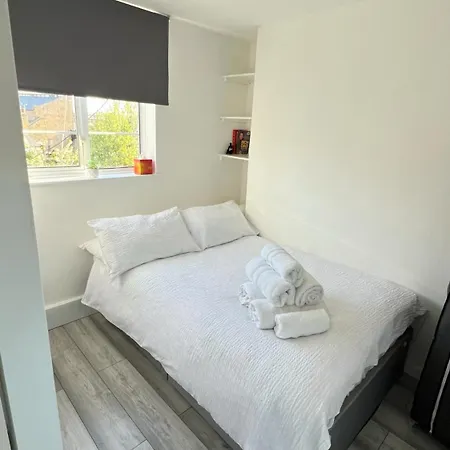 Apartment Modern 1br 5 Mins To Tube, Free Parking & Sofa Bed