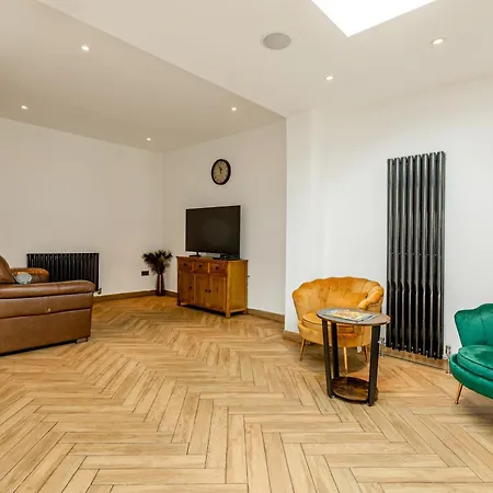 Spacious 3br With Garden & Parking,