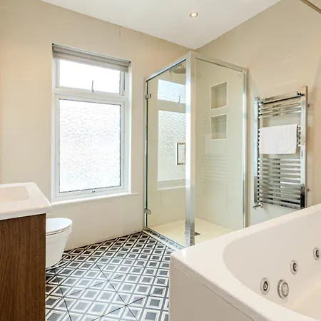 Spacious 3br With Garden & Parking, Ilford