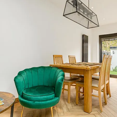 Spacious 3br With Garden & Parking,