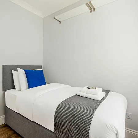 Spacious 3br With Garden & Parking,