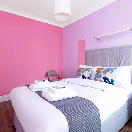 Spacious 3br With Garden & Parking, Apartment