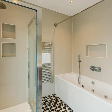 Spacious 3br With Garden & Parking, Apartment