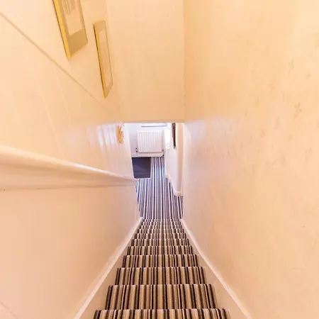 New Cosy 2 Bedroom Detached House West Finchley Apartment *