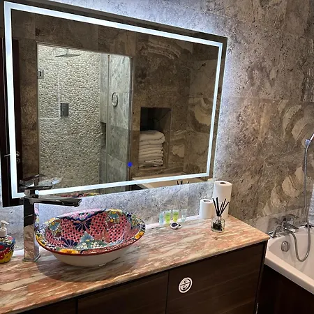 Unique Luxury In The Heart Of London. Air Conditioned With Private Garden Apartment *