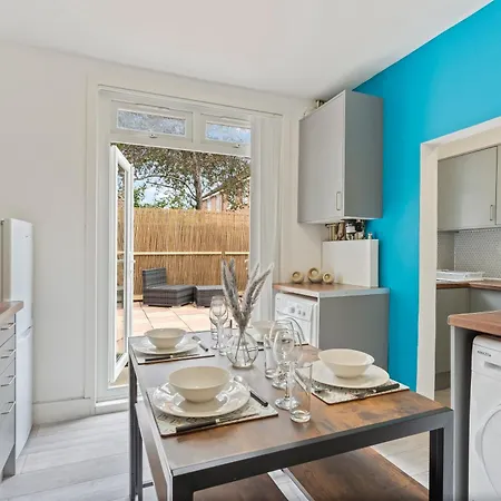 Family Luxe House With 4 Bedrooms In Suitable For Family Visits, Contractor With Close Proximity To The Underground Station With 25mins Into Holiday home *