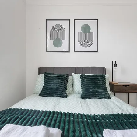 The Turnpike - Free Parking Apartment *