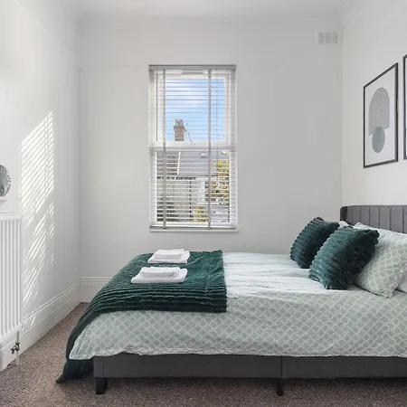 The Turnpike - Free Parking Apartment *