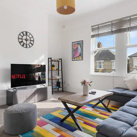 The Turnpike - Free Parking Apartment London