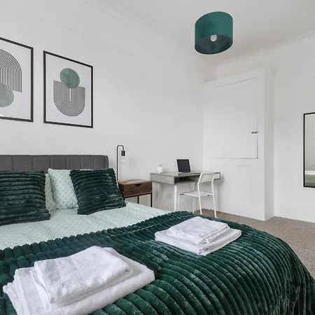 The Turnpike - Free Parking Apartment *