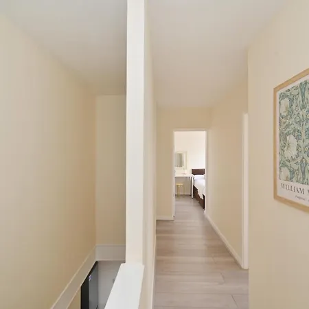 Spacious 5 Bedroom 3 Mins Walk From Mile End Apartment *