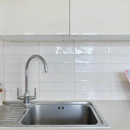 Spacious 5 Bedroom 3 Mins Walk From Mile End *
