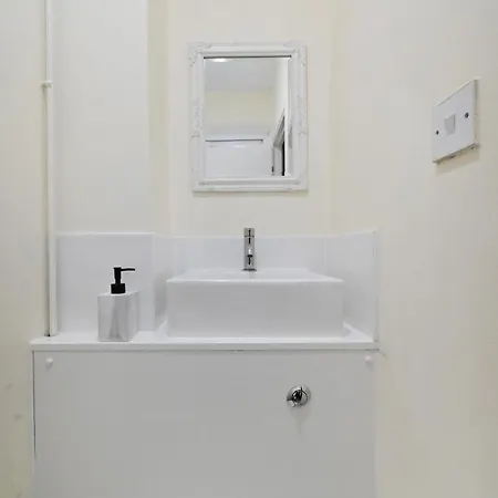 Spacious 5 Bedroom 3 Mins Walk From Mile End Apartment *