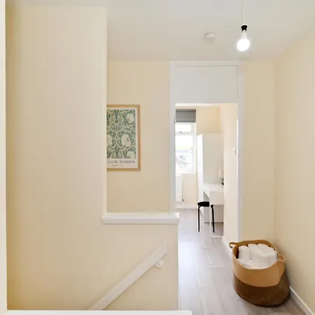 Spacious 5 Bedroom 3 Mins Walk From Mile End
