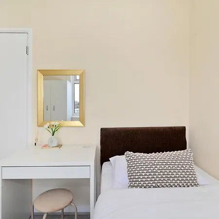 Spacious 5 Bedroom 3 Mins Walk From Mile End Apartment London