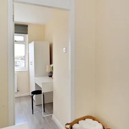 Spacious 5 Bedroom 3 Mins Walk From Mile End Apartment *