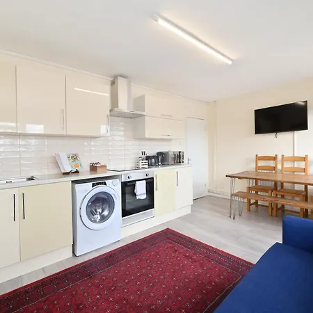 Spacious 5 Bedroom 3 Mins Walk From Mile End Apartment London