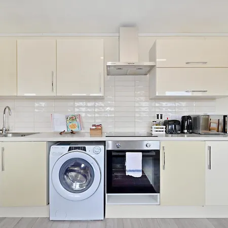 Spacious 5 Bedroom 3 Mins Walk From Mile End *