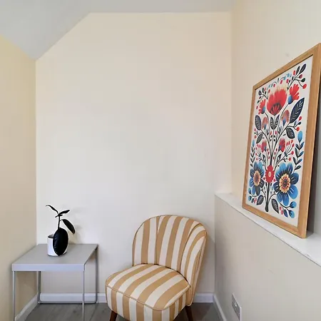 Spacious 5 Bedroom 3 Mins Walk From Mile End Apartment London